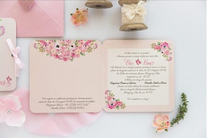 invitatie roz paste cu bujori si anemone pictate si plic crem