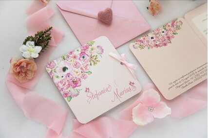 invitatie roz paste cu bujori si anemone pictate si plic crem