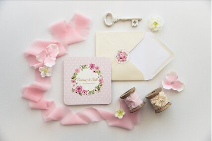 invitatie roz pastel cu buline si flori roz asezate in coronita