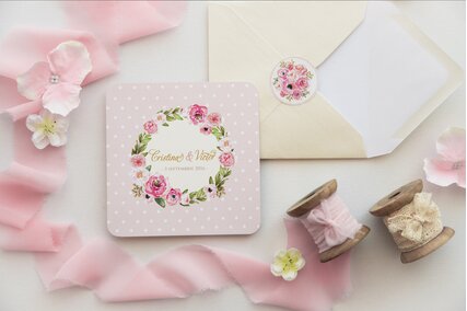 invitatie roz pastel cu buline si flori roz asezate in coronita