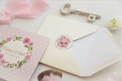 invitatie roz pastel cu anemone roz si frunze verzi cu plic crem