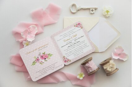 invitatie roz cu flori si verdeata cu buline si plic crem
