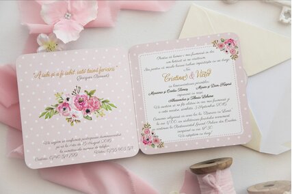 invitatie florala roz cu buline albe