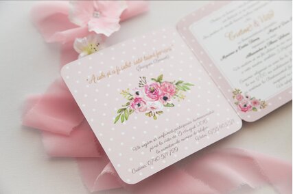 invitatie florala roz cu buline albe