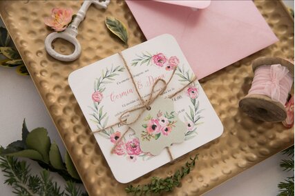 invitatie cu ramura de maslin si anemone roz legata cu sfoara si biletel