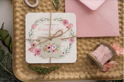 invitatie vintage cu flori roz si verdeata cu plic roz