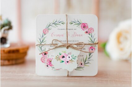 invitatie vintage pe carton texturat cu flori roz si frunze de maslin verzi