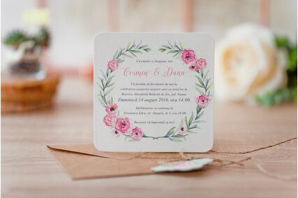 invitatie vintage pe carton texturat cu flori roz si frunze de maslin verzi