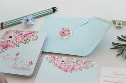 invitatie cu bujori si anemone roz cu verdeata