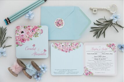 invitatie cu bujori si anemone roz cu verdeata si plic albastru deschis