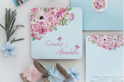 invitatie cu bujori si anemone roz cu verdeata si plic albastru deschis