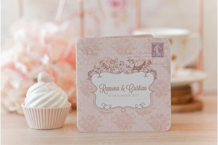 invitatie chic cu roz si scris caligrafic cu flori pe fundal