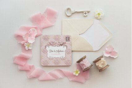 invitatie chic vintage roz cu flori pe fundal si plic crem