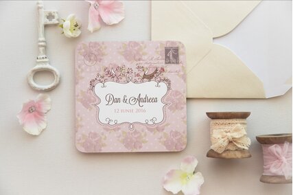 invitatie chic vintage roz cu flori pe fundal si plic crem