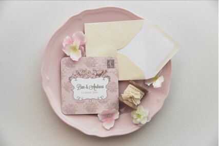 invitatie patrata roz cu trandafiri si plic crem