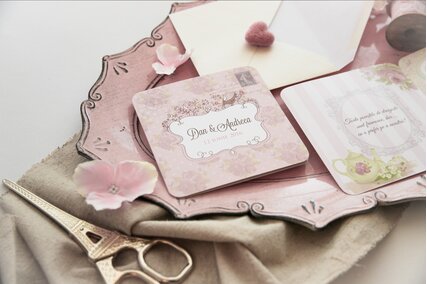 invitatie patrata roz cu trandafiri si plic crem