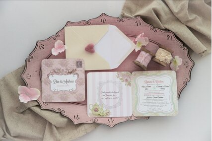 invitatie chic cu roz si scris caligrafic cu flori pe fundal