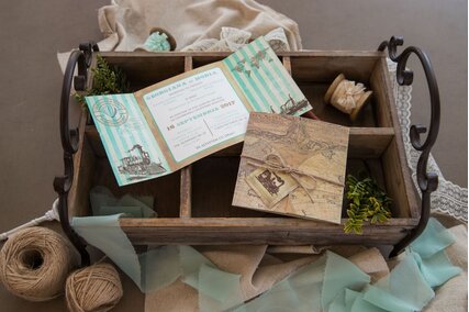 invitatie cu harta lumii si dungi verzi cu tren