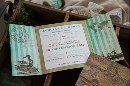 invitatie cu harta lumii si dungi verzi cu tren