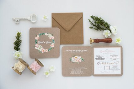 invitatie vintage cu bujori roz si plic kraft