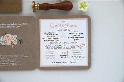 invitatie vintage cu carton texturat si flori roz rustice