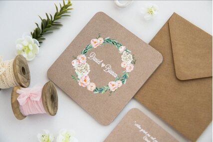 invitatie rustica cu coronita de bujori roz si verdeata