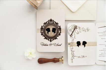 invitatie eleganta crem cu rama maro cu camee si cheita