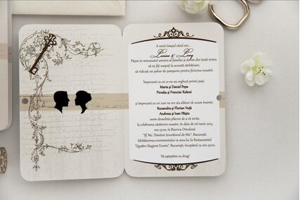 invitatie eleganta crem cu rama maro cu camee si cheita