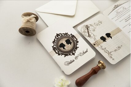 invitatie eleganta cu rama si camee