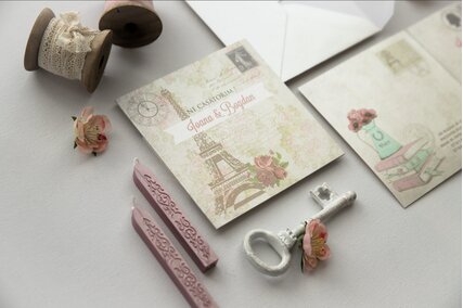 invitatie vintage cu turnul eiffel si trandafiri rosii