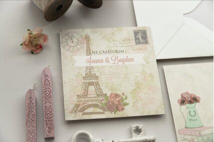 invitatie de nunta cu tema paris si trandafiri rosi