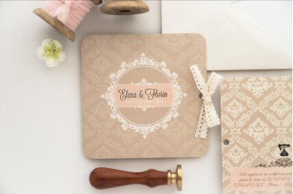 invitatie in stil victorian cu model geometric clasic si fundita de satininv