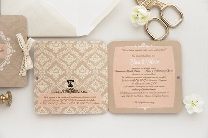 invitatie clasic eleganta crem cu roz legata cu fundita