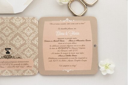 invitatie vintage cu roz si crem