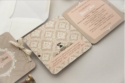 invitatie in stil victorian cu model geometric clasic si fundita de satin