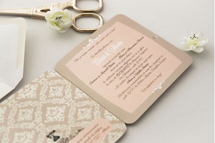 invitatie in stil victorian cu model geometric clasic si fundita de satin
