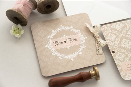 invitatie in stil victorian cu model geometric clasic si fundita de satin