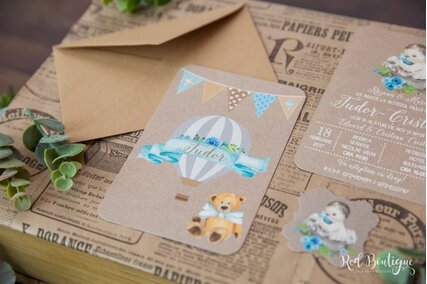 invitatie vintage de botez cu balon albastru si ursulet pe carton texturat cu plic kraft