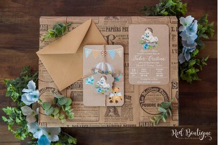 invitatie vintage de botez cu balon albastru si ursulet pe carton texturat cu plic kraft