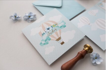 invitatie cu nori si balon in dungi cu flori si panglica pentru nume baietel