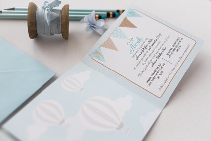 invitatie albastra cu plic si ghirlanda decorativa