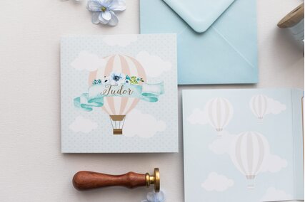 invitatie cu nori si balon in dungi cu flori si panglica pentru nume baietel