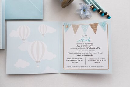 invitatie albastra chic cu nori si buline pentru botez baiat