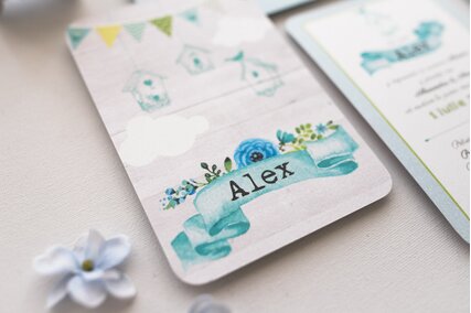 invitatie albastra cu casuta pentru pasari si flori albastre