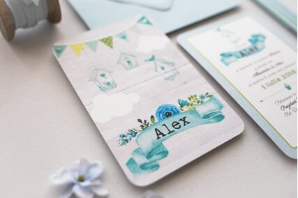 invitatie albastra cu casuta pentru pasari si flori albastre