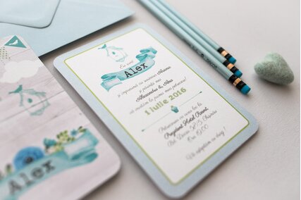 invitatie albastra cu casuta pentru pasari si anemone albastre cu verdeata