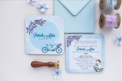 invitatie albastra cu bicicleta si lavanda mov si baietel in vana