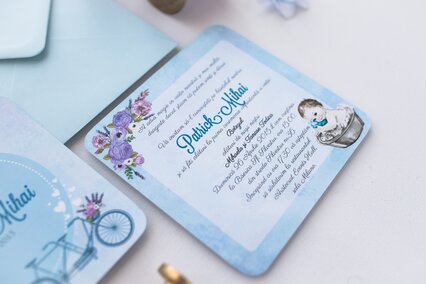 invitatie albastra cu bicicleta si lavanda mov si baietel in vana