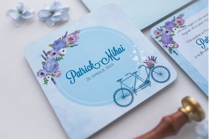 invitatie cu bicicleta albastra si flori mov si lavanda cu anemone