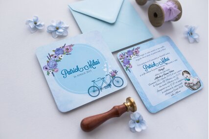 invitatie baietel cu albastru si bicicleta cu flori cu plic albastru deschis